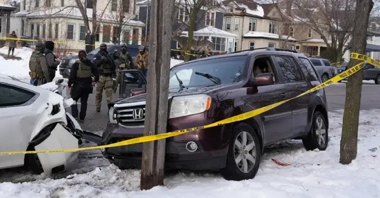 ফেডারেল এজেন্টের গুলিতে নারী নিহত